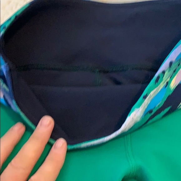 Lululemon reversible running crops. Size 6 - Picture 4 of 9
